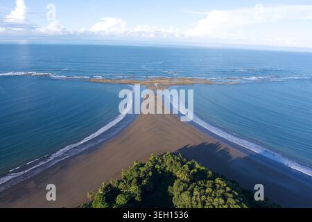 Blick aus der Vogelperspektive auf die Beach Peninsula, Bahía Ballena, Costa Rica Stockfoto