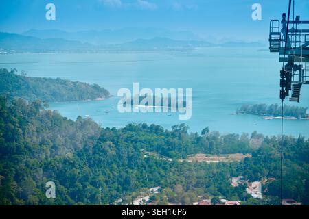 LANGKAWI, MALAYSIA - 14. Januar 2025: Atemberaubender Aussichtspunkt an der Langkawi Sky Bridge mit Blick auf den Leuchtturm an der Küste und das türkisfarbene Wasser. Hoch qua Stockfoto
