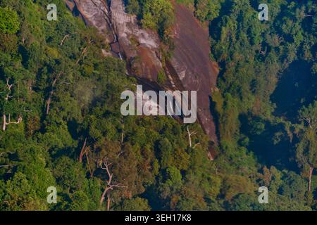 Felsiger Bergwasserfall umgeben von dichtem tropischen Regenwald in der Nähe der Langkawi Sky Bridge Malaysia. Hochwertige Fotos Stockfoto