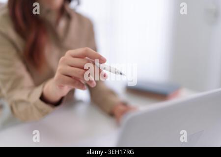 Asiatische Geschäftsfrauen Hand halten Stift denken Arbeiten Schreiben Notizen Planung Strategie Brainstorming Meeting Zusammenarbeit Stockfoto