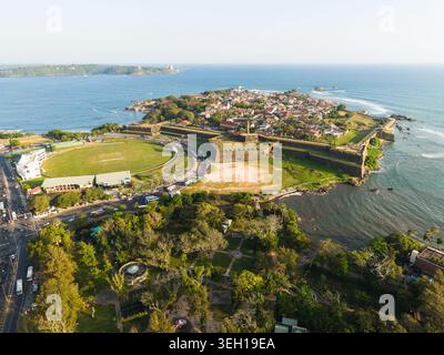 Aus der Vogelperspektive auf das historische Galle Fort und das Cricketstadion entlang der Küste mit dem Indischen Ozean im Hintergrund Galle, Südprovinz, Sri L Stockfoto