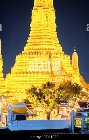 BANGKOK, THAILAND - 01. März 2025: Nächtlicher Blick auf den historischen Tempelkomplex Wat Saket mit mehrstufiger Pagode und traditionellen thailändischen Dächern Stockfoto