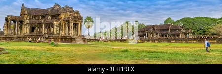 SIEM Reap, Kambodscha, 12. Januar 2024: Angkor Wat Tempelkomplex bei Sonnenaufgang mit fünf Lotustürmen, die sich im Graben Kambodscha spiegeln Stockfoto
