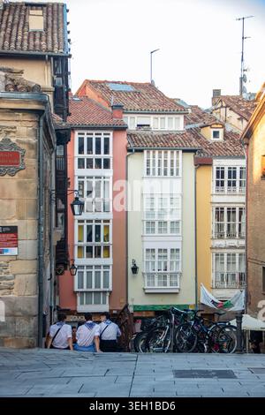IN Vitoria Gasteiz, Spanien, am 05. August, malerische Aussicht auf traditionelle Wohngebäude mit bunten Fassaden und weißen Holzbalkonen, mit Stockfoto