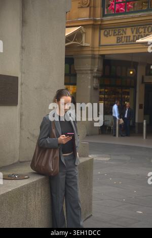 Kluge junge Frau in der Stadt Stockfoto