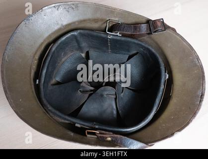 Ein Blick auf das Innere eines französischen Militärhelms aus dem Jahr 1940 Stockfoto