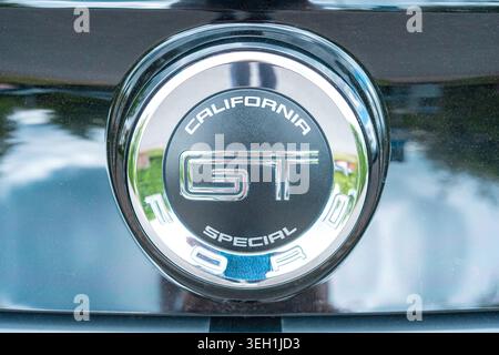 Roth, Deutschland, 05.17.2026 Außendetail des Fahrzeugs mit silbernem Logo in limitierter Auflage auf glänzender Metallic-Oberfläche. Automobilindustrie, Autotuning Stockfoto