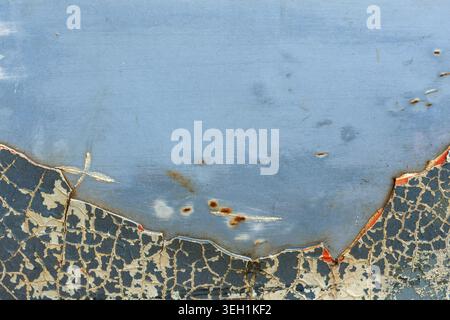 Abstrakter Hintergrund der blauen rostigen Metalloberfläche mit alter abblätternder Farbstruktur. Wunderschönes Grunge-Design, das den Verlauf der Zeit, Verfall, Korrosion und zeigt Stockfoto