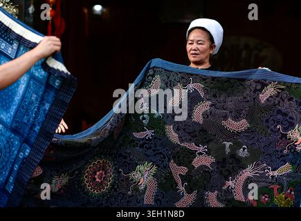 Sandu Sticker Style (260522) -- SANDU, 22. Mai 2026 (Xinhua) -- Stickereien bereiten ...
