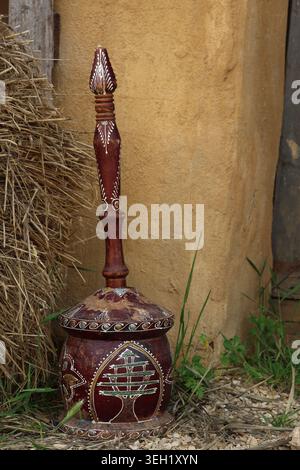 Authentisches libanesisches Mehbaj, das zum Mahlen von Kaffeebohnen verwendet wird, zeigt traditionelles Handwerk und kulturelles Erbe. Stockfoto