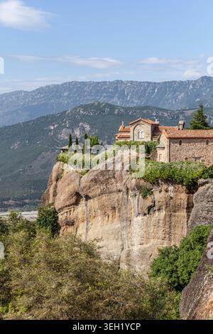 Das Kloster St. Stephan thront hoch auf den Felsformationen von Meteora, Griechenland Stockfoto
