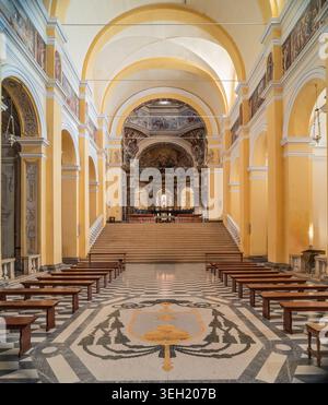 Innenansicht des Kirchenschiffs und des Altars der Abtei Santa Maria del Monte in Cesena, Italien. Stockfoto