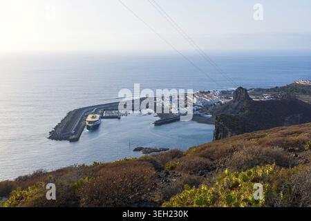 Erhöhter Blick auf den Hafen von Puerto de las Nieves und die Atlantikküste in der Nähe von Agaete, Gran Canaria, Kanarischen Inseln, Spanien. Stockfoto