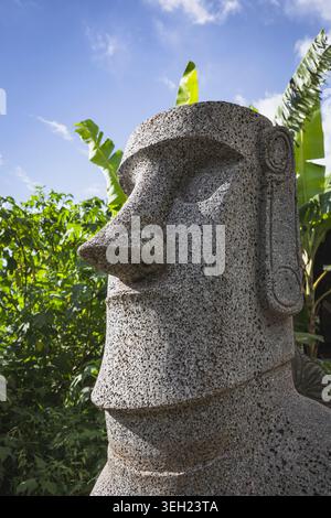 Stein-Moai-Kopf-Statue in einem tropischen Garten Stockfoto