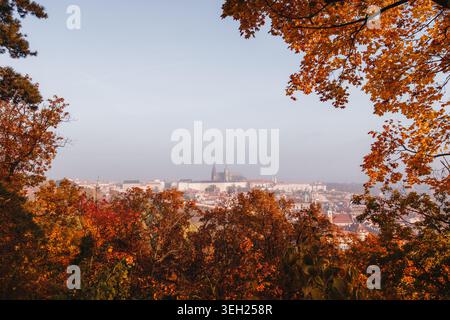 Prager Burg eingerahmt von wunderschönem Herbstlaub in den Petringärten Stockfoto