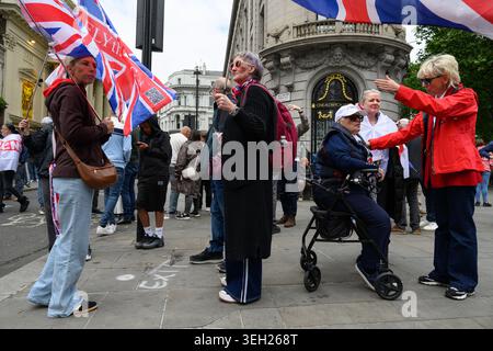 Unite the Kingdom March, London, UK. 16. Mai 2026. Demonstranten vor dem Wellington Pub am Strand, die darauf warten, an der Anti-Einwanderungs-U teilzunehmen Stockfoto