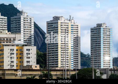 Blick auf moderne Hochhäuser im Stadtteil Botafogo mit üppigen grünen Bergen im Hintergrund Rio de Janeiro, Bundesstaat Rio de Janeiro Stockfoto