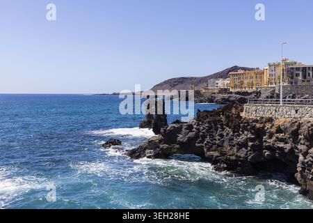 Schwarze vulkanische Felsen und Atlantikwellen entlang der Küste von Las Palmas de Gran Canaria, Kanarischen Inseln, Spanien. Stockfoto