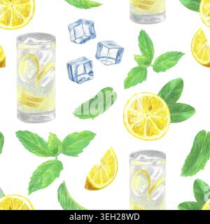 Handgezeichnetes nahtloses Muster mit einem Glas Limonade, Eiswürfeln, Minzblättern und einer halben Zitrone. Gelbe Zitrone, grüne Minzblätter und Eiswürfel auf A Stockfoto
