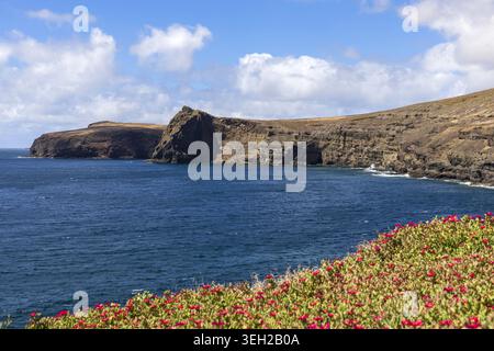 Weite Aussicht auf vulkanische Klippen und Atlantikgewässer in der Nähe von Agaete an der Nordwestküste von Gran Canaria, Kanarischen Inseln, Spanien. Stockfoto