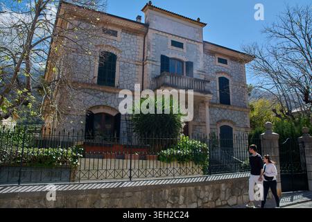 Mallorca, Spanien - 22. Mai 2026: Elegante historische Villa mit traditionellem Steinmauerwerk und grünen Fensterläden in malerischer Dorflage Stockfoto