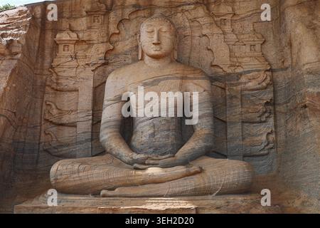 Sitzendes Bild von Buddha, das aus dem Felsen in Gal Vihara, einem buddhistischen Tempel in Polonnaruwa, Sri Lanka, gemeißelt wurde. Stockfoto