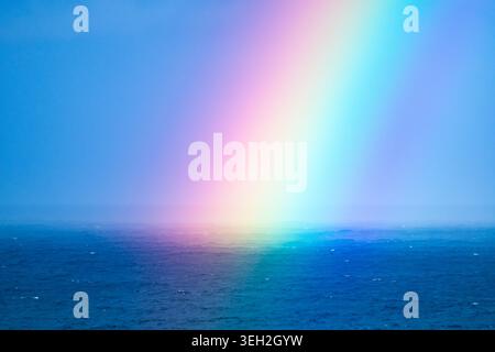 Ende eines bunten Regenbogens über dem Pazifik. Vor der Küste Kaliforniens, USA. Stockfoto