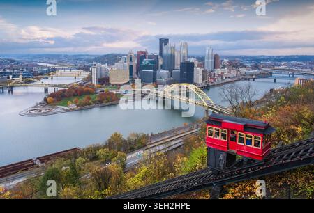 Nachtansicht auf die Skyline von Pittsburgh, Pennsylvania, USA Stockfoto