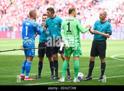 Schiedsrichter Deniz Aytekin während seines letzten Spiels gegen Manuel neuer, Torhüter des FC Bayern München Marvin Schwaebe vom Kölner FC BAYERN München – 1. FC Köln am 16. Mai 2026 in der Allianz Arena München. Saison 2025/2026, 1.Bundesliga, FCB, Spieltag 34, Fotograf: ddp-Bilder / STAR-Bilder - DFL-VORSCHRIFTEN VERBIETEN JEDE VERWENDUNG VON FOTOGRAFIEN als BILDSEQUENZEN und/oder QUASI-VIDEO - Stockfoto