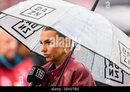 Laura Wontorra, sports presenter, reporter, woman, moderator, TV, television,  DAZN  during the match FC BAYERN MueNCHEN - 1. FC KOeLN on May 16, 2026 at Allianz Arena Muenchen, Germany. Season 2025/2026, 1.Bundesliga, FCB, matchday 34,  Photographer: ddp images / star-images    - DFL REGULATIONS PROHIBIT ANY USE OF PHOTOGRAPHS as IMAGE SEQUENCES and/or QUASI-VIDEO - Stockfoto