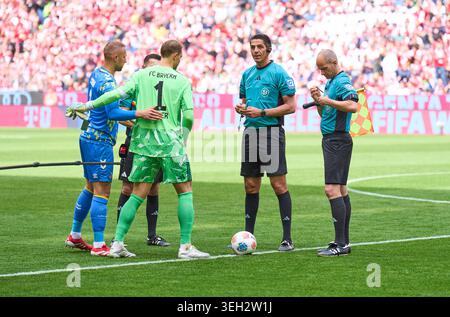 Schiedsrichter Deniz Aytekin während seines letzten Spiels gegen Manuel neuer, Torhüter des FC Bayern München Marvin Schwaebe vom Kölner FC BAYERN München – 1. FC Köln am 16. Mai 2026 in der Allianz Arena München. Saison 2025/2026, 1.Bundesliga, FCB, Spieltag 34, Fotograf: ddp-Bilder / STAR-Bilder - DFL-VORSCHRIFTEN VERBIETEN JEDE VERWENDUNG VON FOTOGRAFIEN als BILDSEQUENZEN und/oder QUASI-VIDEO - Stockfoto