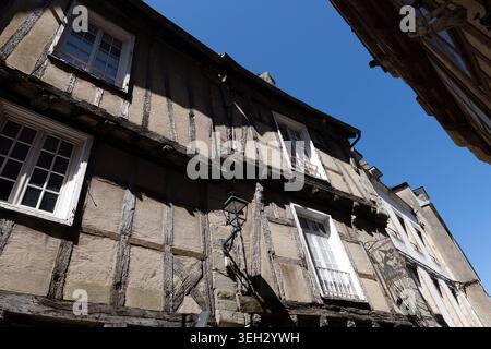 Altes Fachwerkgebäude mit verwitterten Balken im historischen Zentrum von Vannes, Bretagne, Frankreich. Stockfoto