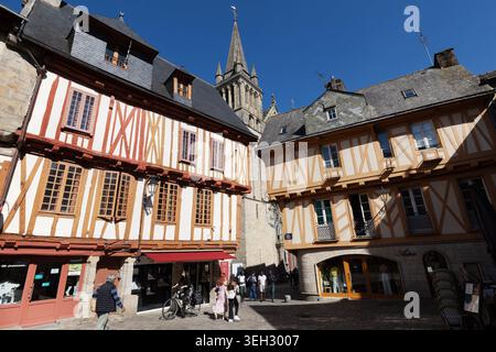 Fachwerkgebäude und Domturm an der Place Heinrich IV., Vannes, Bretagne, Frankreich Stockfoto
