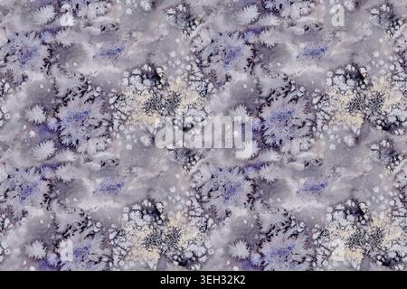 Nahtlose abstrakte Aquarelltextur mit organischen Pigmentblüten und weichen Verläufen. Handgemalter wiederkehrender Hintergrund mit flüssiger Diffusion Stockfoto