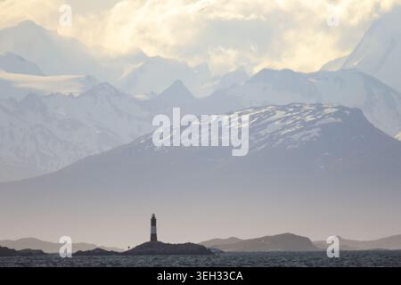 Blick am späten Nachmittag auf den Leuchtturm Les Eclaireurs, Beagle-Kanal, mit Cordillera Darwin im Hintergrund, Tierra del Fuego, Argentinien Stockfoto