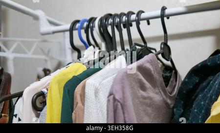 Bunte Kleidung auf hängenden Racks im Store Stockfoto