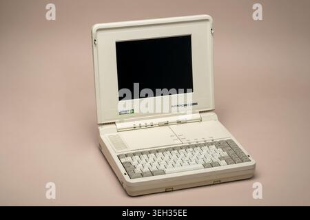 Pavia, Lombardei, Italien-30. März 2026: Zenith Data Systems SlimSport 286 Vintage-Laptop aus den späten 1980er Jahren Beigefarbenes Design mit LCD-Bildschirm und Tastatur Stockfoto