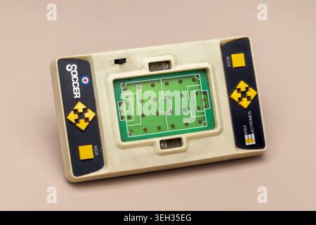 Pavia, Lombardei, Italien-30. März 2026: Entex Industries Soccer Handheld-Spiel von 1979. Beigefarbenes und dunkelblaues Design mit LED-Fußballfeld Stockfoto