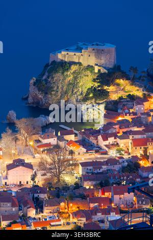 Dubrovnik, Kroatien, Blick auf die Festung Lovrjenac zur blauen Stunde. Stockfoto