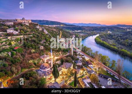 Pocitelj, Bosnien und Herzegowina mit historischen Moscheen entlang des Flusses Neretva. Stockfoto