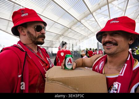 Athen, Griechenland. 22. Mai 2026. Athen Griechenland: Olympiacos-Fans, die vor dem Spiel Spaß haben. Credits: Harris Xanthopoulos | Alamy Live News Stockfoto