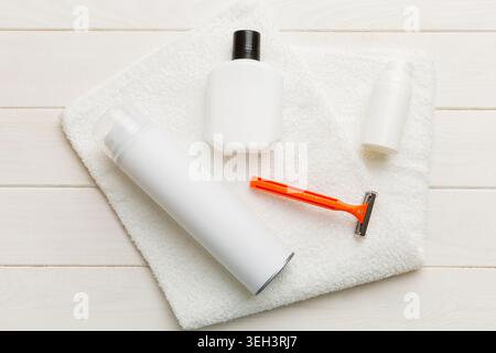 Rasierer-Set. Schermaschine, Handtuch, Lotion und Rasierschaum auf farbigem Hintergrund. Herren Bad Accessoires Draufsicht. Stockfoto
