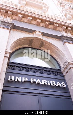 Detailaufnahmen einer Bankfiliale im Zentrum von Nizza an der französischen CÃ te dAzur. Die Bilder zeigen moderne Bankbeschilderung und Geldautomaten eingebettet in historische Geschäftsarchitektur mit Steinfassaden und urbanem Straßenbild an einem sonnigen Nachmittag. *** Nahaufnahme einer Bankfiliale im Zentrum von Nizza an der französischen Côte dAzur die Bilder zeigen moderne Bankschilder und Geldautomaten eingebettet in historische Geschäftsarchitektur mit Steinfassaden und einer urbanen Straßenszene an einem sonnigen Nachmittag Stockfoto