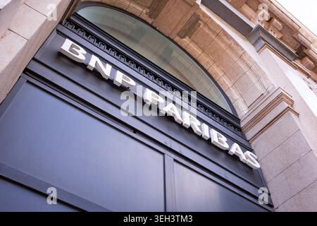 Detailaufnahmen einer Bankfiliale im Zentrum von Nizza an der französischen CÃ te dAzur. Die Bilder zeigen moderne Bankbeschilderung und Geldautomaten eingebettet in historische Geschäftsarchitektur mit Steinfassaden und urbanem Straßenbild an einem sonnigen Nachmittag. *** Nahaufnahme einer Bankfiliale im Zentrum von Nizza an der französischen Côte dAzur die Bilder zeigen moderne Bankschilder und Geldautomaten eingebettet in historische Geschäftsarchitektur mit Steinfassaden und einer urbanen Straßenszene an einem sonnigen Nachmittag Stockfoto