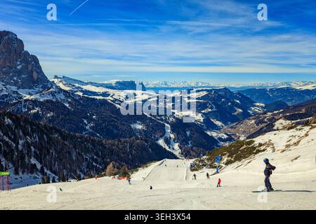 Sellaronda, Italien - 22.05.2026: Panoramablick auf das Skigebiet Sellaronda in den italienischen Dolomiten an einem klaren Wintertag mit Skifahrern Stockfoto