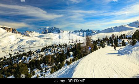 Sellaronda, Italien - 21.02.2025: Atemberaubender Panoramablick auf die Region Sellaronda. Mit einer präparierten Skipiste, einer einsamen Figur und robustem, Stockfoto