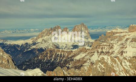Marmolada, Italien - 22.02.2025: Weitwinkelansicht der schneebedeckten Berge Langkofel und Sellagruppe in den italienischen Dolomiten, mit ru Stockfoto