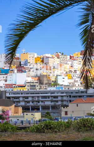 Malerischer Blick auf die berühmten hellen und bunten gestapelten Gebäude in Las Palmas, Gran Canaria Stockfoto