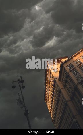 Ein wunderschönes Gebäude vor einem trüben, bewölkten Himmel Stockfoto