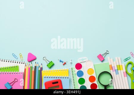 Schulbedarf oder Bürobedarf auf blauem Hintergrund. Stockfoto
